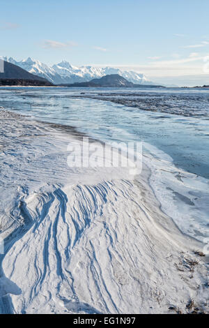 Des modèles dans la neige par le vent gelé à côté d'une rivière d'Alaska. Banque D'Images