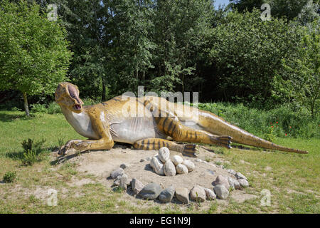 Dans edmontozaur Edmontosaurus dinosaur park pose par ses oeufs Banque D'Images