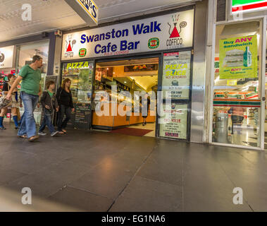 Les piétons passent devant un café populaire dans Swanston Street, Melbourne, Australie Banque D'Images