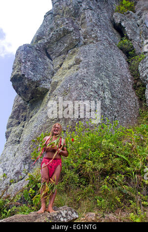 Rarotonga guide de randonnées Pa Teuruaa sous le pic connu comme l'aiguille Banque D'Images