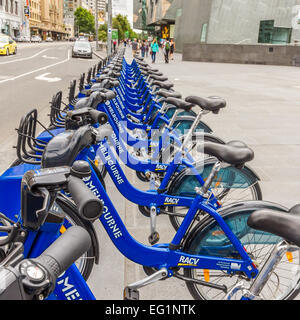 Location de bicyclettes publiques dans Melbloure Swanston Street, Australie Banque D'Images