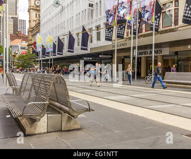 Acier inoxydable bancs publics dans Bourke Street Mall, Melbourne Banque D'Images