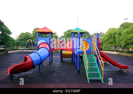 Enfants colorés aire de jeux dans le parc Banque D'Images