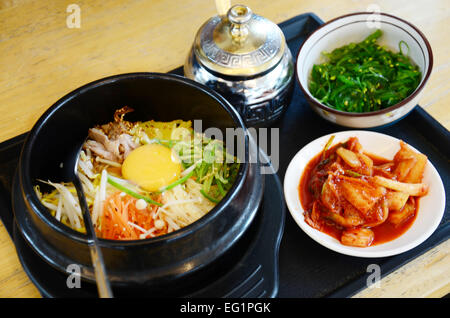 Bibimbub avec set de cuisine coréenne et japonaise Kimchi dans une salade d'algues bain bol en pierre et accompagnement Banque D'Images