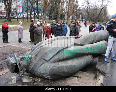 Jeté grand monument en bronze de Lénine le chef du prolétariat mondial à Chernihiv Banque D'Images