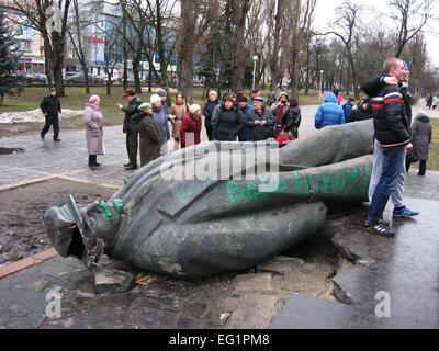 Jeté grand monument en bronze de Lénine le chef du prolétariat mondial à Chernihiv Banque D'Images