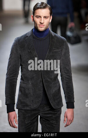 New York, USA. 13 Février, 2015. Asaf Gannot Automne Hiver 2015 piste à New York fashion week. Credit : Rudy k/Alamy Live News Banque D'Images