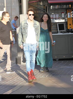 Jonathan Rhys Meyers va faire les courses avec une compagne du Grove à Hollywood avec : Jonathan Rhys Meyers Où : Los Angeles, California, United States Quand : 11 août 2014 Banque D'Images