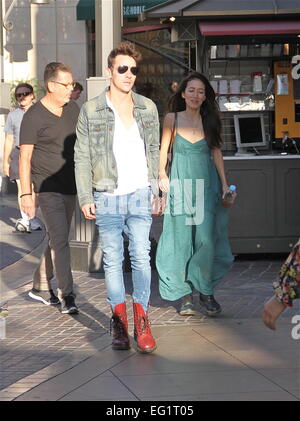 Jonathan Rhys Meyers va faire les courses avec une compagne du Grove à Hollywood avec : Jonathan Rhys Meyers Où : Los Angeles, California, United States Quand : 11 août 2014 Banque D'Images