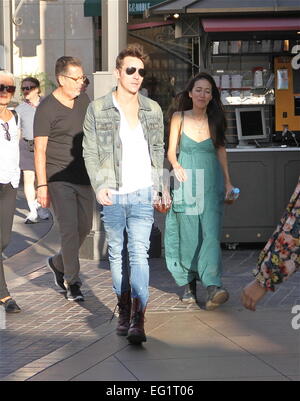 Jonathan Rhys Meyers va faire les courses avec une compagne du Grove à Hollywood avec : Jonathan Rhys Meyers Où : Los Angeles, California, United States Quand : 11 août 2014 Banque D'Images