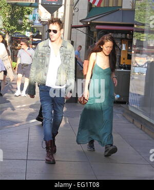 Jonathan Rhys Meyers va faire les courses avec une compagne du Grove à Hollywood avec : Jonathan Rhys Meyers Où : Los Angeles, California, United States Quand : 11 août 2014 Banque D'Images