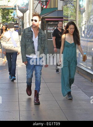 Jonathan Rhys Meyers va faire les courses avec une compagne du Grove à Hollywood avec : Jonathan Rhys Meyers Où : Los Angeles, California, United States Quand : 11 août 2014 Banque D'Images