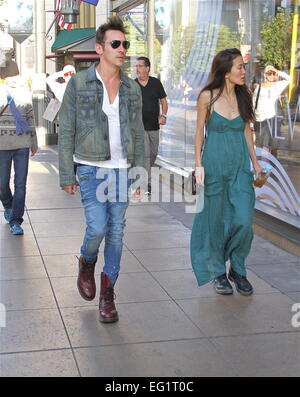 Jonathan Rhys Meyers va faire les courses avec une compagne du Grove à Hollywood avec : Jonathan Rhys Meyers Où : Los Angeles, California, United States Quand : 11 août 2014 Banque D'Images