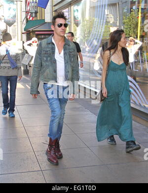 Jonathan Rhys Meyers va faire les courses avec une compagne du Grove à Hollywood avec : Jonathan Rhys Meyers Où : Los Angeles, California, United States Quand : 11 août 2014 Banque D'Images