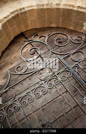 Porte en fer forgé d'une chapelle en pierre Banque D'Images