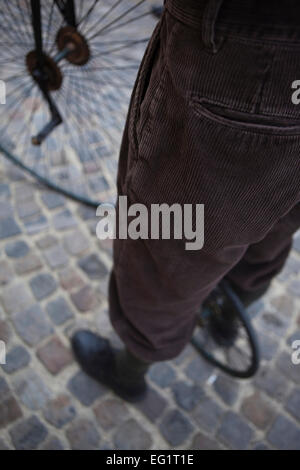 Pantalon en velours en cycliste et ancien vélocipède lors d'un rassemblement Banque D'Images