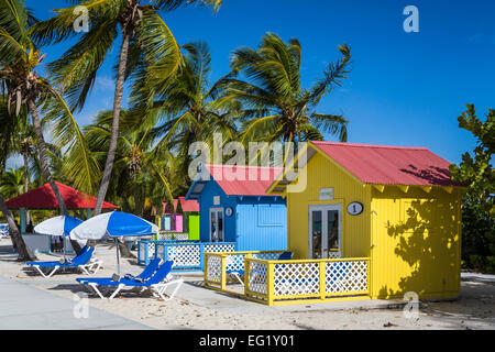 Chalets à louer plage colorés sur Princess Cays, Bahamas, Caraïbes. Banque D'Images