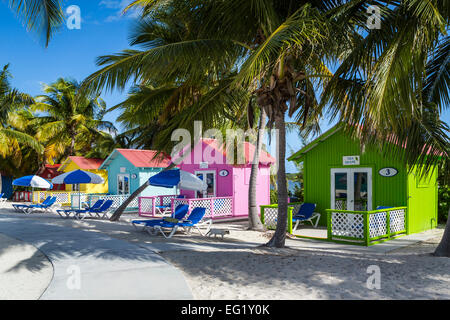 Chalets à louer plage colorés sur Princess Cays, Bahamas, Caraïbes. Banque D'Images