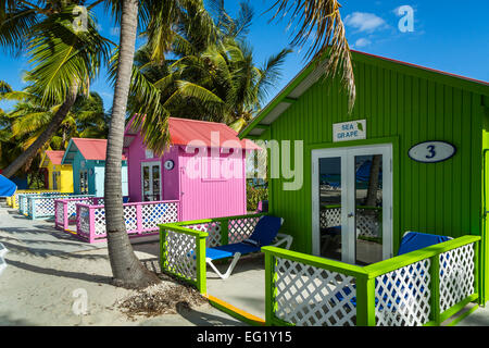 Chalets à louer plage colorés sur Princess Cays, Bahamas, Caraïbes. Banque D'Images