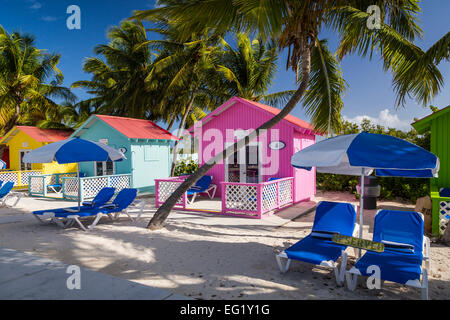 Chalets à louer plage colorés sur Princess Cays, Bahamas, Caraïbes. Banque D'Images