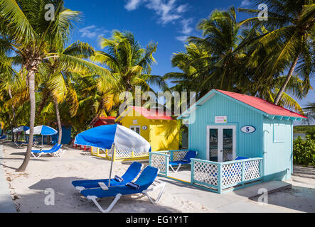 Chalets à louer plage colorés sur Princess Cays, Bahamas, Caraïbes. Banque D'Images