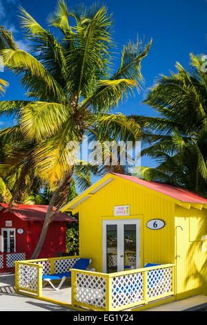 Chalets à louer plage colorés sur Princess Cays, Bahamas, Caraïbes. Banque D'Images