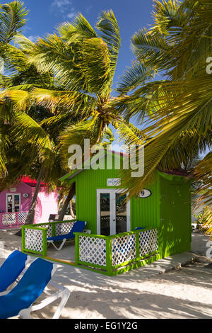 Chalets à louer plage colorés sur Princess Cays, Bahamas, Caraïbes. Banque D'Images