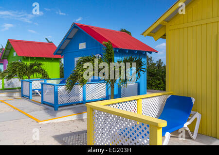 Chalets à louer plage colorés sur Princess Cays, Bahamas, Caraïbes. Banque D'Images