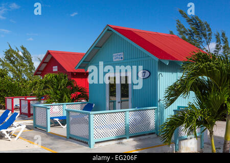 Chalets à louer plage colorés sur Princess Cays, Bahamas, Caraïbes. Banque D'Images