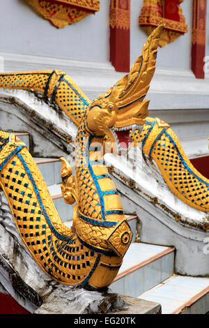 Sculpture de dragon, Wat Nong Sikhounmuang (1729), temple bouddhiste, Luang Prabang, Laos Banque D'Images