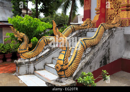 Sculpture de dragon, Wat Nong Sikhounmuang (1729), temple bouddhiste, Luang Prabang, Laos Banque D'Images