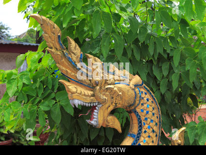 Sculpture de dragon, Wat Nong Sikhounmuang (1729), temple bouddhiste, Luang Prabang, Laos Banque D'Images