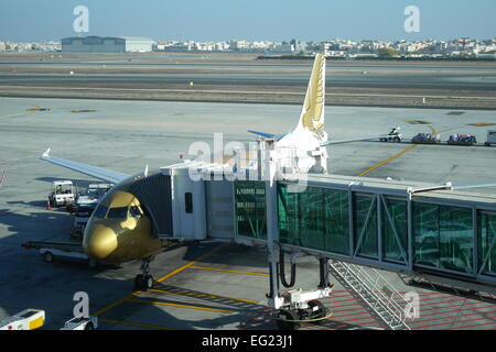 Gulf Air Airbus 320 sur le stand à l'Aéroport International de Bahreïn, Manama, Royaume de Bahreïn Banque D'Images