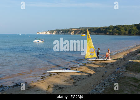 Planche à voile Studland Beach Dorset Jurassic vue sur les formations de craie Old Harry Rocks Banque D'Images