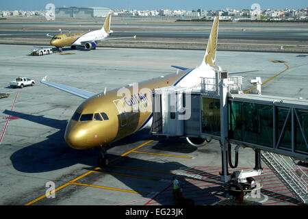 Gulf Air Airbus 320 sur le stand à l'Aéroport International de Bahreïn, Manama, Royaume de Bahreïn Banque D'Images