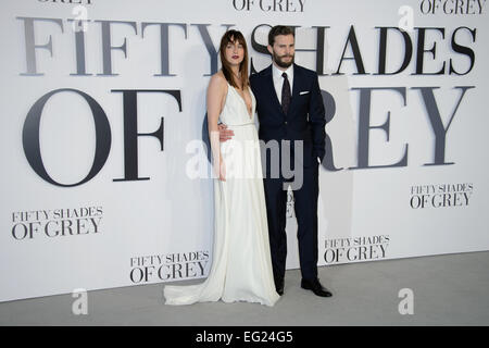 Dakota Johnson et Jamie Dornan lors de la première de 50 nuances de Grey Banque D'Images