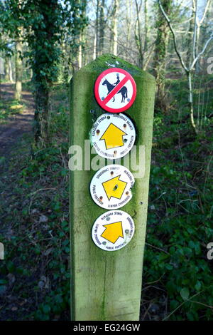 Sentier public sur l'Wenallt, Cardiff, Pays de Galles, Royaume-Uni, indiquant l'absence de chevaux autorisés Banque D'Images