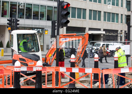 Les hommes qui travaillent sur les trottoirs dans la ville de Londres Banque D'Images