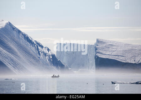 Le Groenland, Ilulissat, des icebergs tabulaires avec bateau local. Banque D'Images