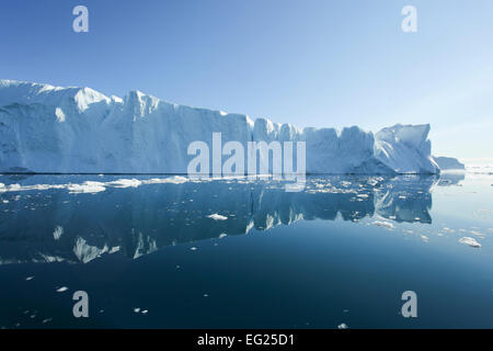 Le Groenland, Ilulissat, iceberg tabulaire avec réflexion. Banque D'Images