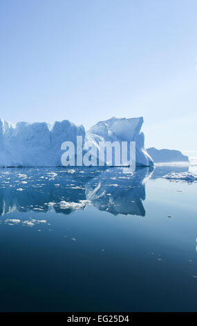 Le Groenland, Ilulissat, portrait images de iceberg tabulaire avec réflexion. Banque D'Images