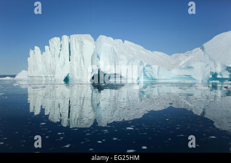 Groenland Ilulissat, iceberg géant, avec une réflexion sur l'eau. Banque D'Images