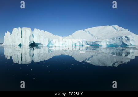 Fjord glacé d'Ilulissat, Groenland, iceberg géant avec parfait reflet sur l'eau. Banque D'Images