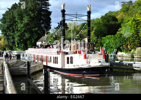 Oxon - tamise - Marsh Lock - l'étonnante nouvelle Orléans - Bateaux de plaisance à bord de fêtards - haut journée d'été sur la rivière Banque D'Images