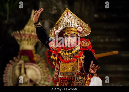 Jeune femme d'effectuer une danse traditionnelle balinaise sur scène à Ubud, Bali Banque D'Images