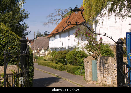 Argent - Long Crendon - Fin de l'église - la Cour Chambre C15 - encadré par l'église décoratif gateway - haut journée d'été. Banque D'Images