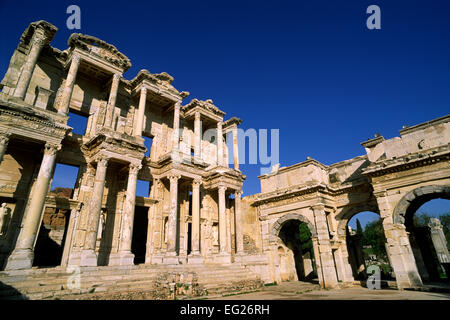 Turquie, Éphèse, Bibliothèque de Celsus et porte d'Auguste Banque D'Images