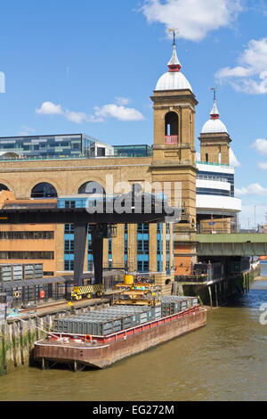 Walbrook Wharf les contenants de déchets d'être chargés à bord d'une barge, City of London Banque D'Images