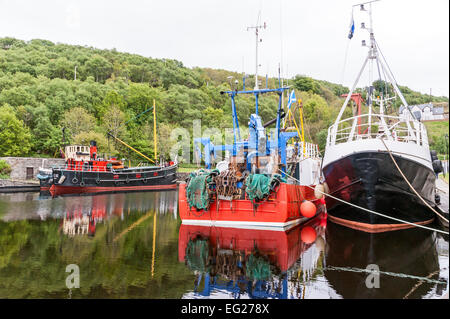 Puffer restauré VIC32 amarrés dans le bassin du canal de Crinan ARGYLL & BUTE l'Écosse avec les bateaux de pêche droit Banque D'Images