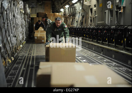 Le sergent-chef. James est Woner et autres aviateurs de Wright-Patterson Air Force Base, Ohio, de travailler avec le 305e Escadron à Port Aérien Joint Base McGuire-Dix-Lakehurst, N.J., livrer plus de 21 000 livres de couvertures le 6 novembre 2012. Les couvertures ont été expédiés de TRAVIS AFB, Californie, via C-17 Globemaster III pour la distribution par l'Agence fédérale de gestion des urgences pour l'Ouragan Sandy, les efforts de secours. L'hôtel doit s'arrimeur avec la 445e escadre aérienne. Slt David J. Murphy Banque D'Images